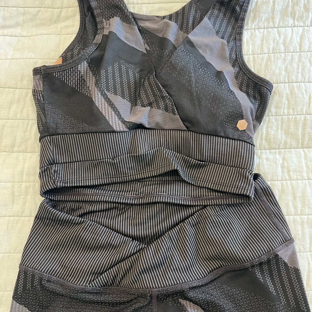 Stylish Black ASICS workout set - Picture 2 of 3